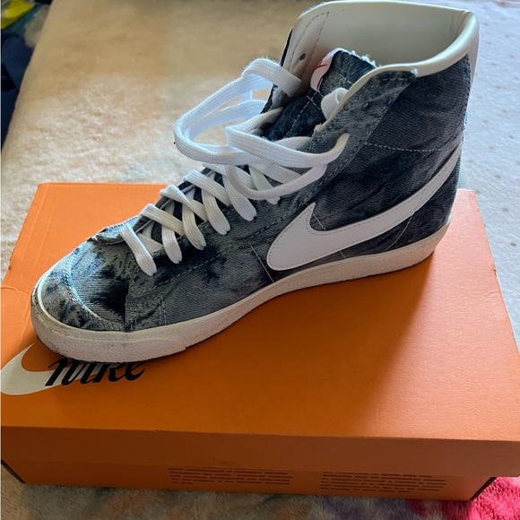 Nike Womens 9.5 Sneakers. Perfect Condition - Picture 4 of 7